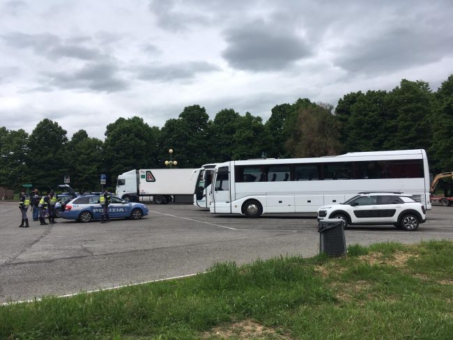 Ubriaco alla guida del bus: paura per una scolaresca brianzola in gita