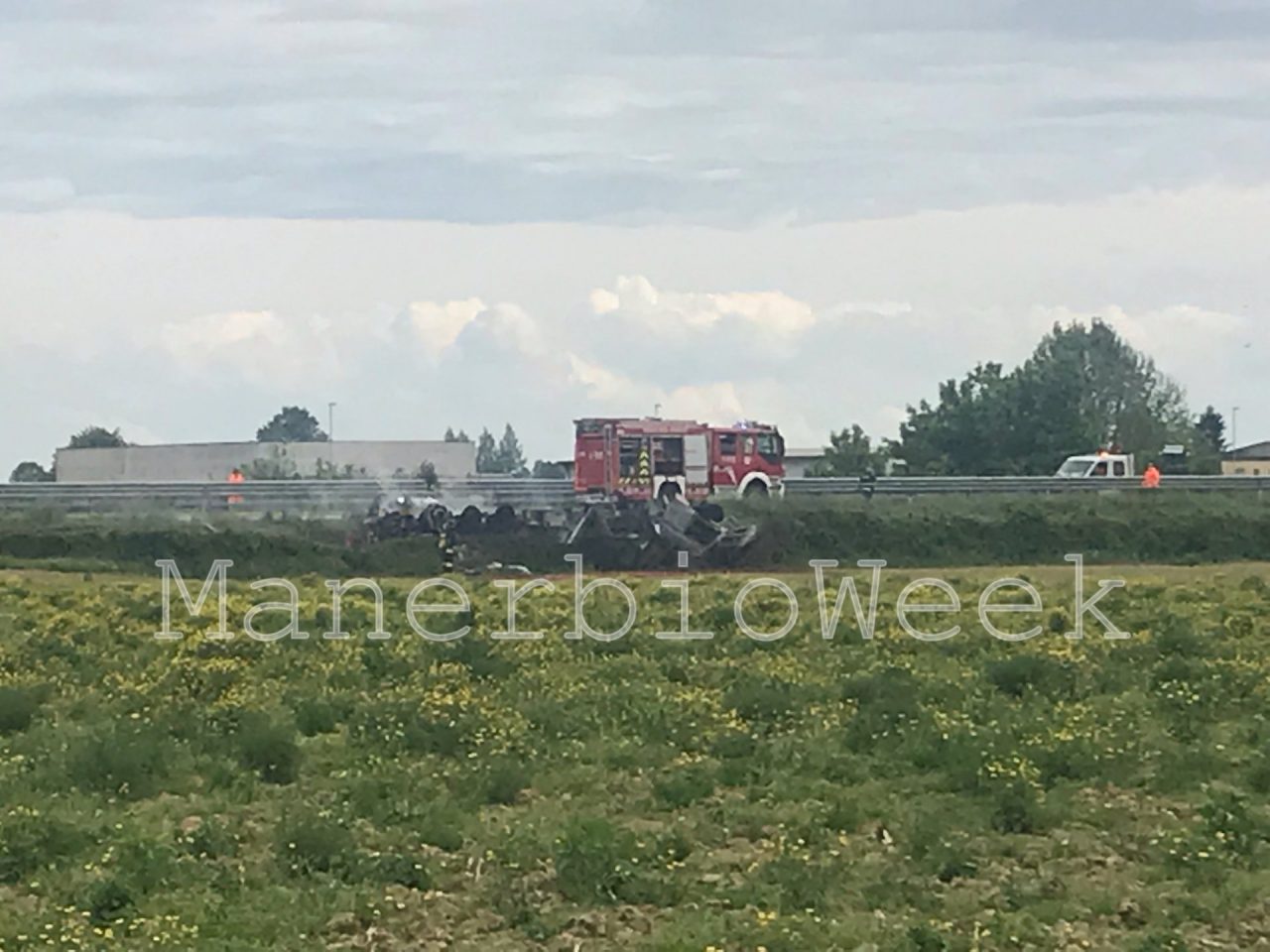 Fuori strada un mezzo pesante divorato dalle fiamme in A21