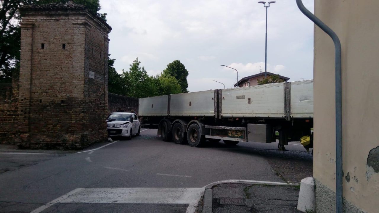 Incidente stradale a Calvisano tra camion e auto