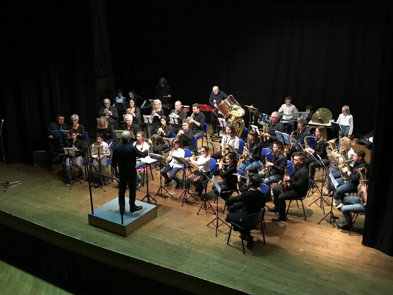 La banda Vatrini sul palco del teatro