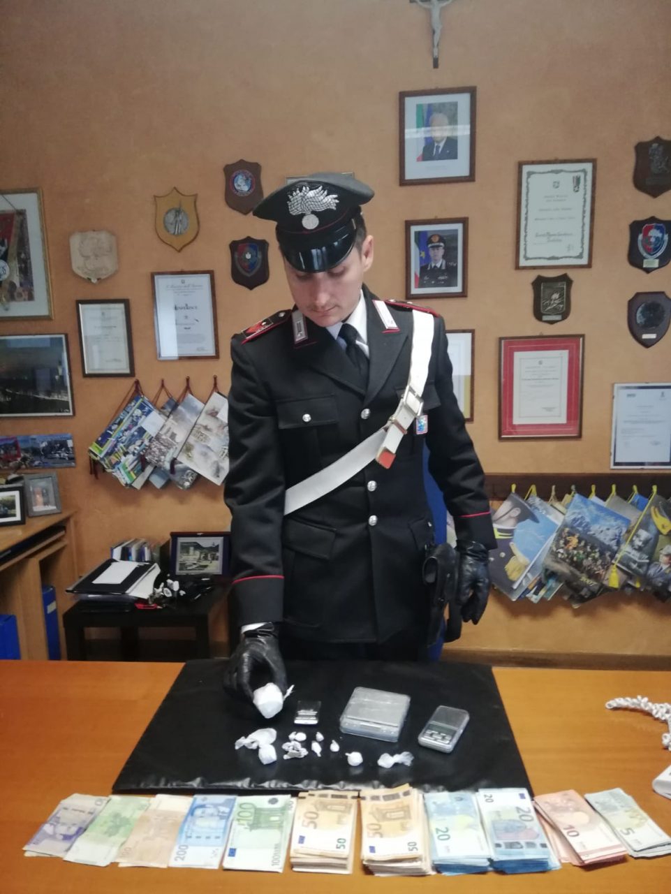 Spaccio nel Sebino, sotto il letto 55 grammi di cocaina