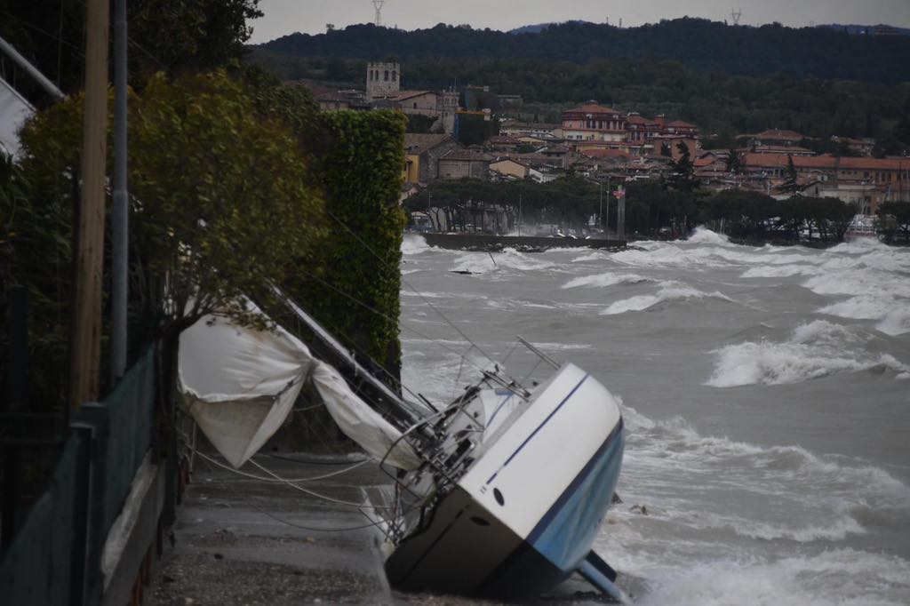 Maltempo: devastazione sul lago di Garda FOTO