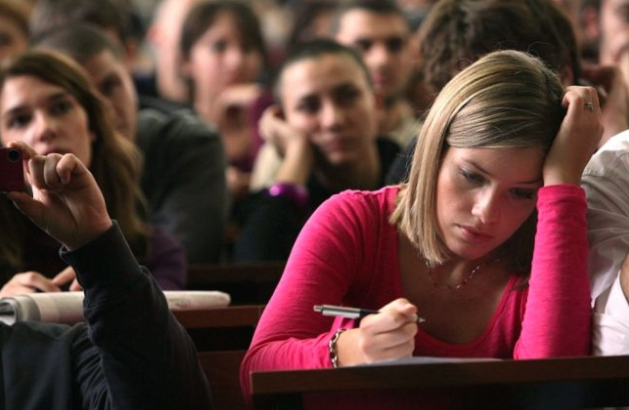 Giovani italiani: troppo lontani dai coetanei europei, povertà educativa