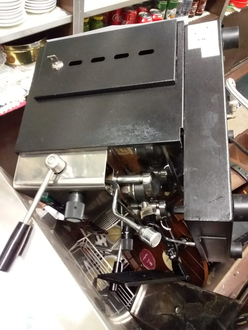 Vandali al Centro anziani di Timoline: sporco, bottiglie rotte e vari danni