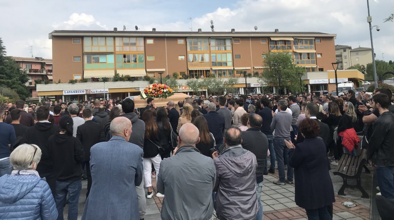 In centinaia per l’addio a Leonardo Penaccini