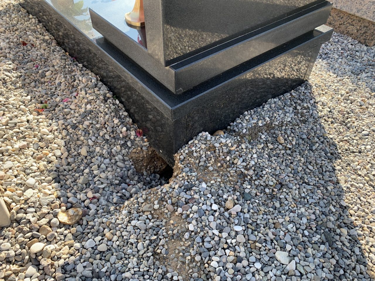 Tombe che sprofondano al cimitero