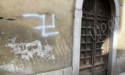 Scritte di estrema destra in centro a Castiglione