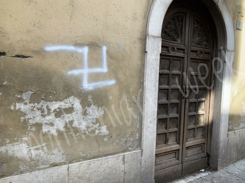Scritte di estrema destra in centro a Castiglione