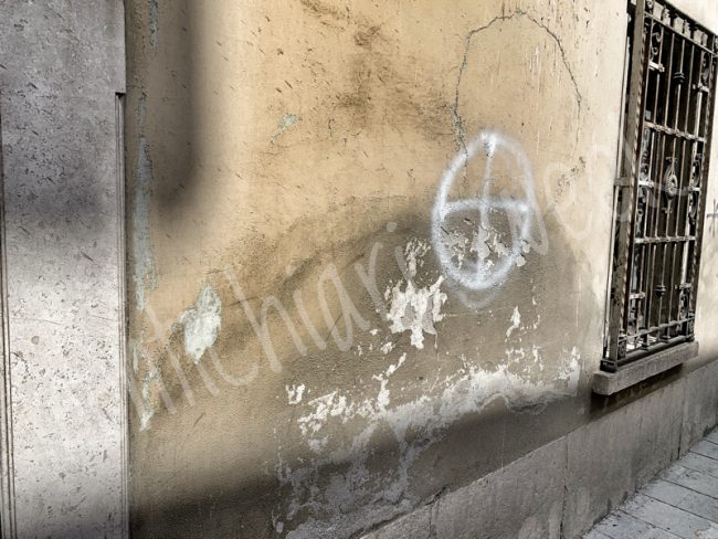 Scritte di estrema destra in centro a Castiglione, svastiche e croci celtiche in via Garibaldi, gli estremisti ancora in azione