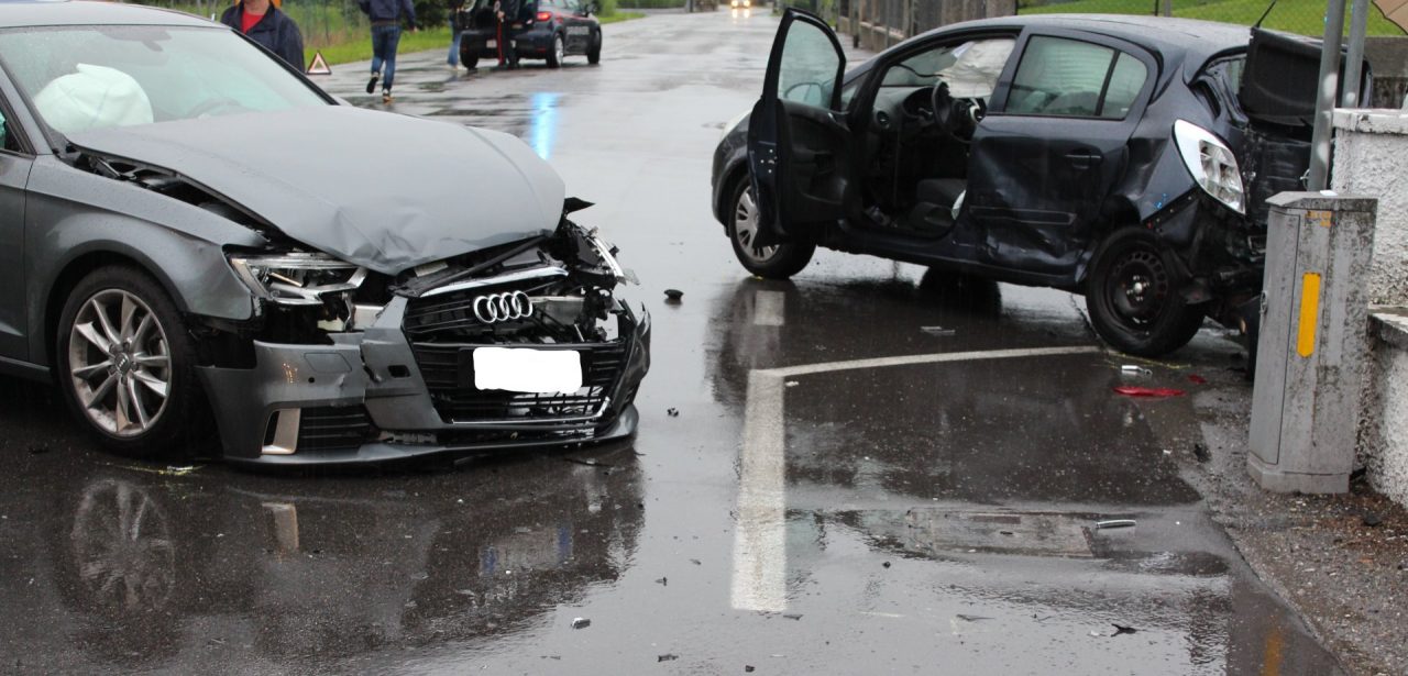 Scontro tra due auto, codice rosso a Dello