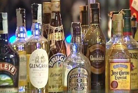 Ruba super alcolici nascondendoli nei pantaloni