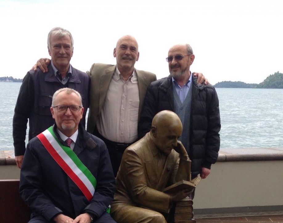Il solitario studioso: inaugurata la scultura sul lungolago di Gardone Riviera