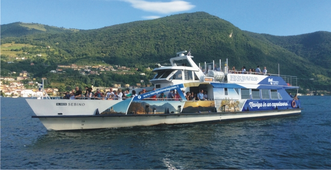 Litigano per salire sul battello: in ospedale l’addetta della Navigazione