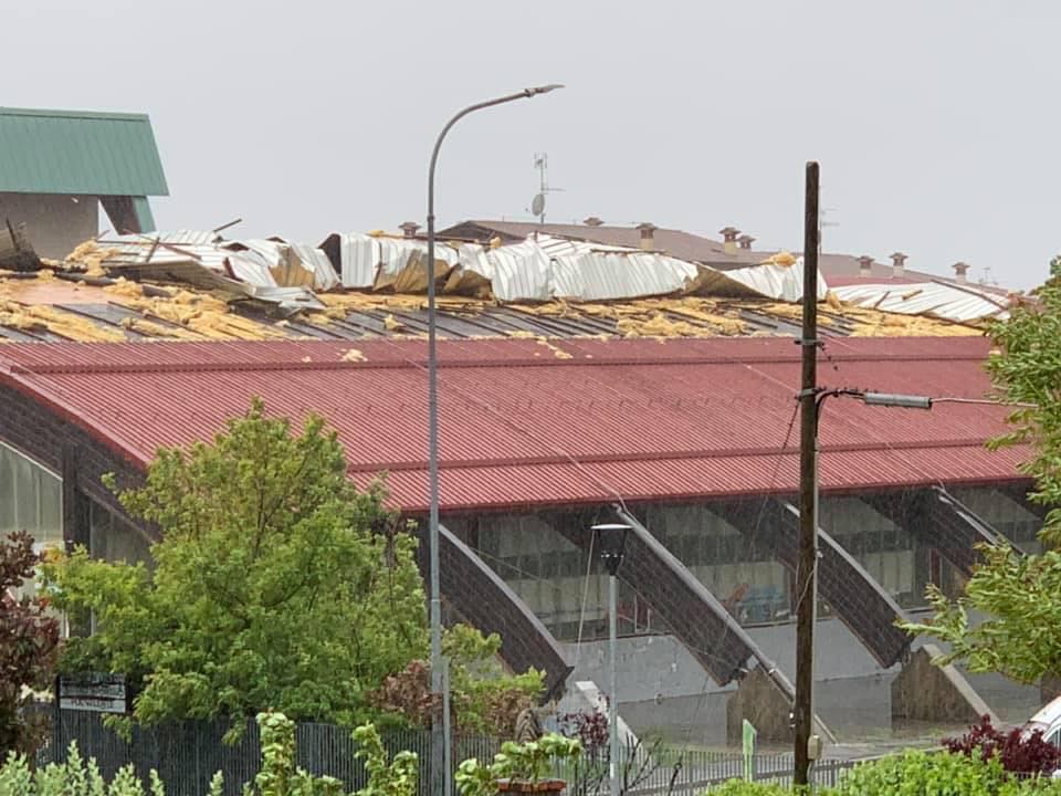 Maltempo: tetto della palestra scoperchiato a Lonato