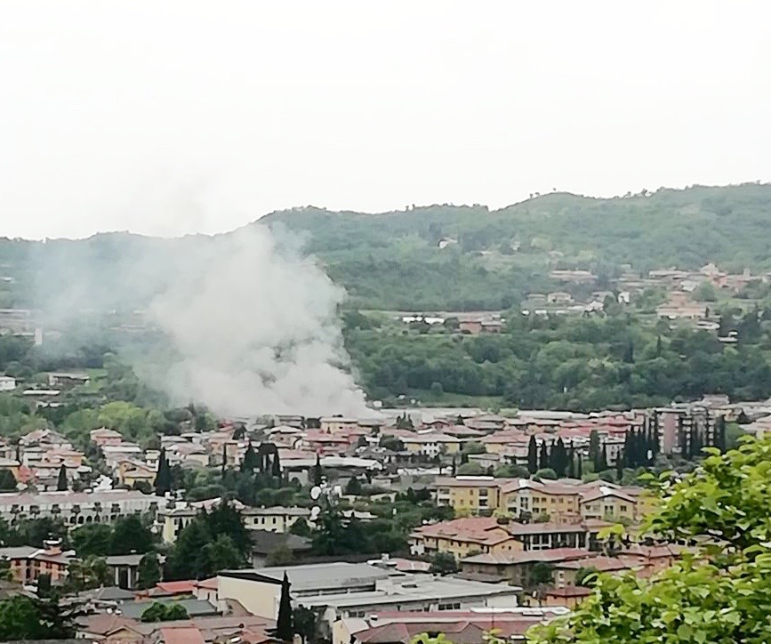 Brucia il vecchio stabilimento della Tavina a Salò