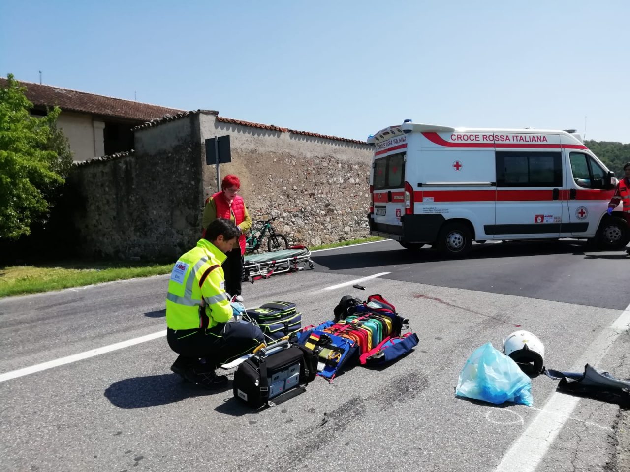 Incidente sulla sp572 a Lonato: paura per un biker FOTO
