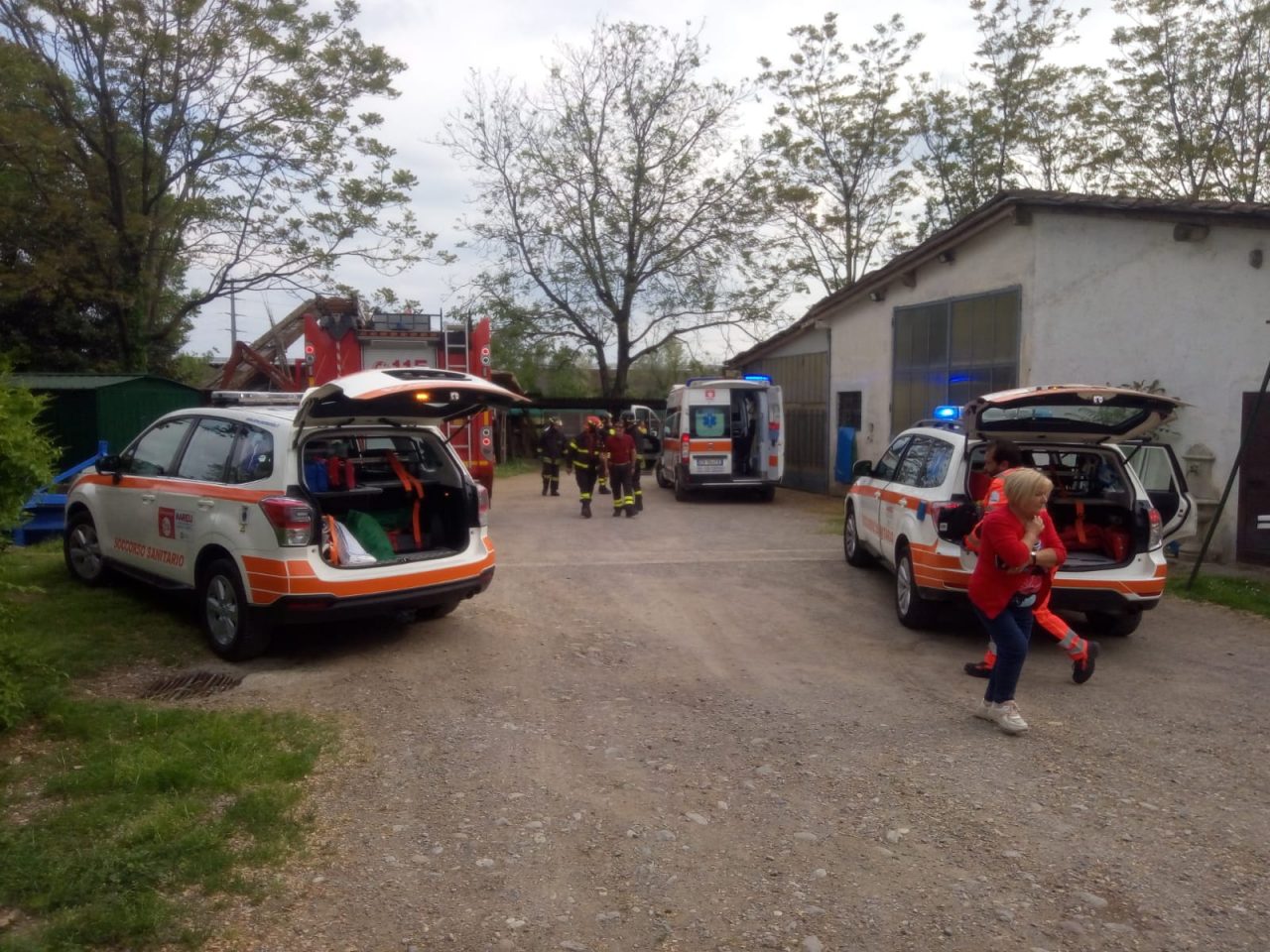Gli crolla una catasta di legna addosso: 78enne in ospedale VIDEO