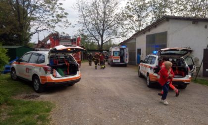 Gli crolla una catasta di legna addosso: 78enne in ospedale VIDEO