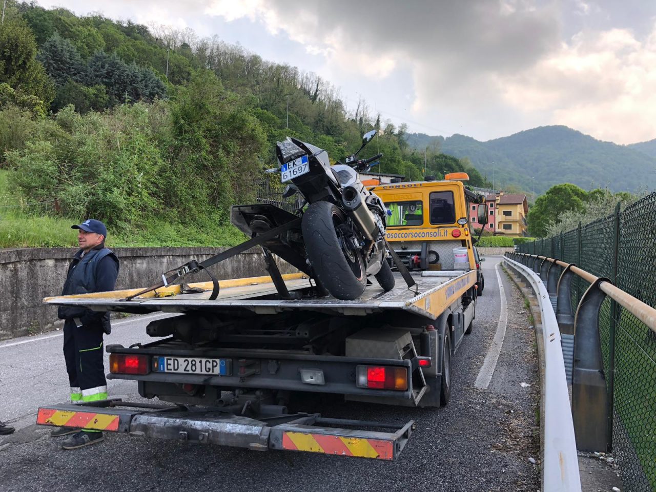 Rovinosa caduta da moto a Iseo: è codice rosso
