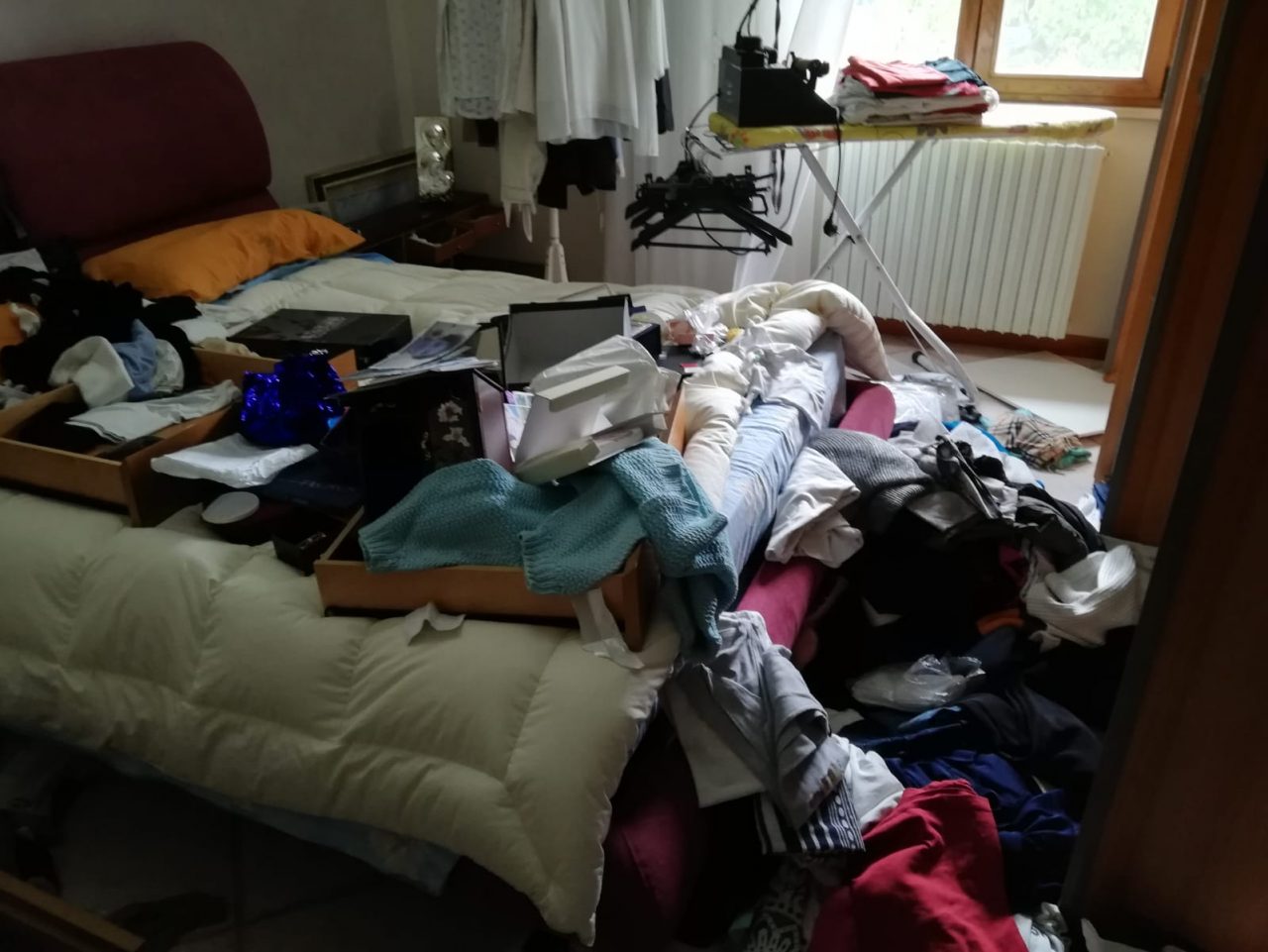 Vanno al cimitero e i ladri svaligiano la loro casa