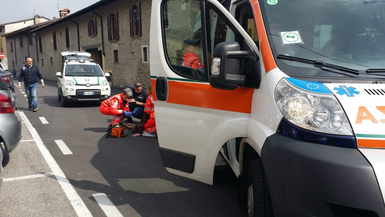 Ciclista investita a Cazzago: ferita una donna di 83 anni