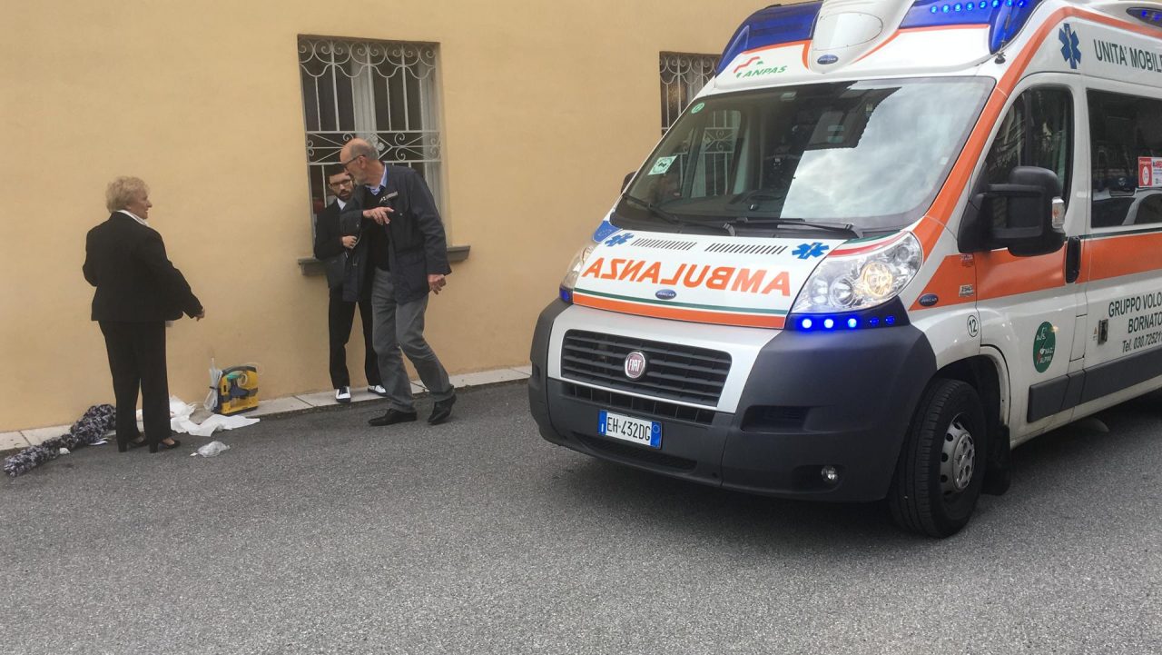 Cade e picchia la testa, grave una donna