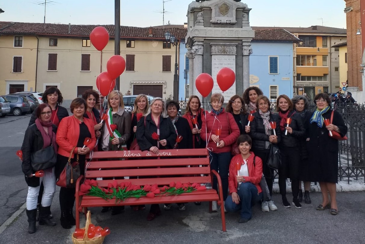 Inaugurate a Bagnolo le panchine rosse contro la violenza sulle donne