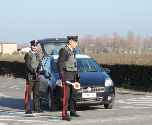 Per fermare lo stalker della compagna lo investe