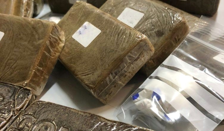 Fermati in tangenziale nel bagagliaio 2 kg di hashish