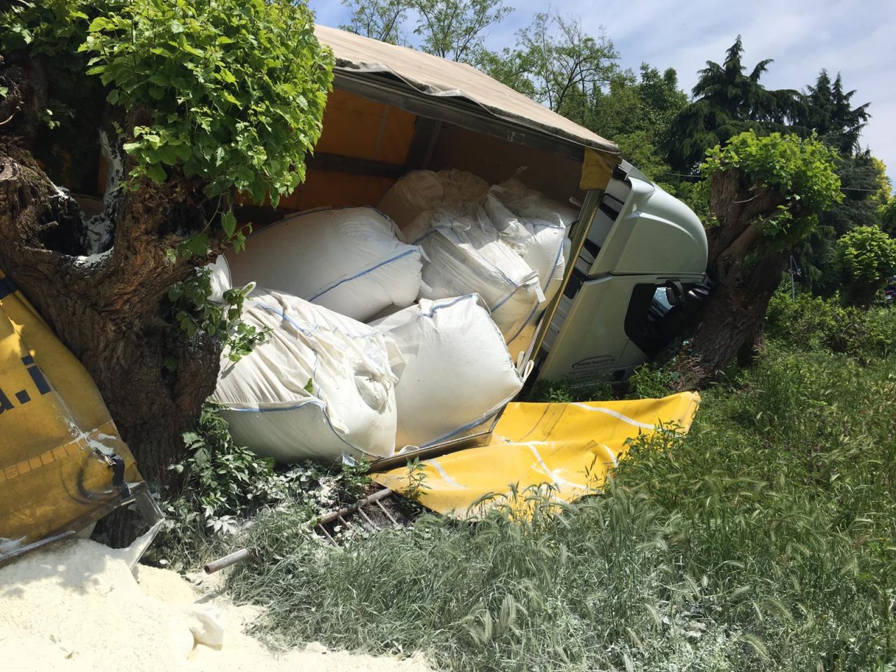 Ennesimo ribaltamento in via Borgosatollo a Ghedi