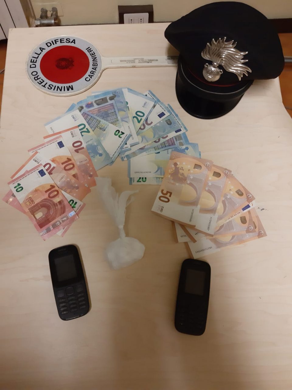 Bloccato dai carabinieri, tenta la fuga: arrestato uno spacciatore