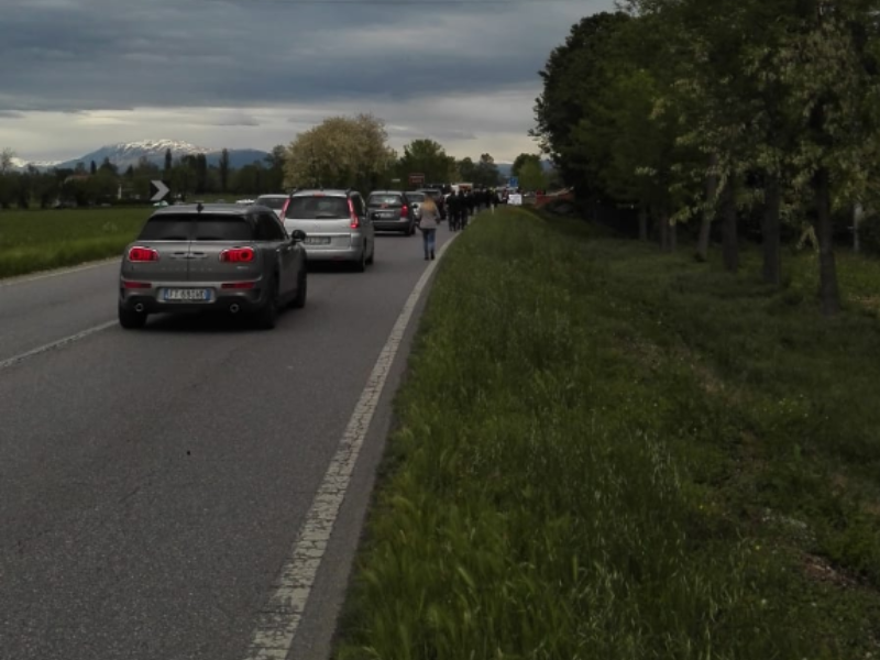 Abbandonano le auto in strada per raggiungere Salvini