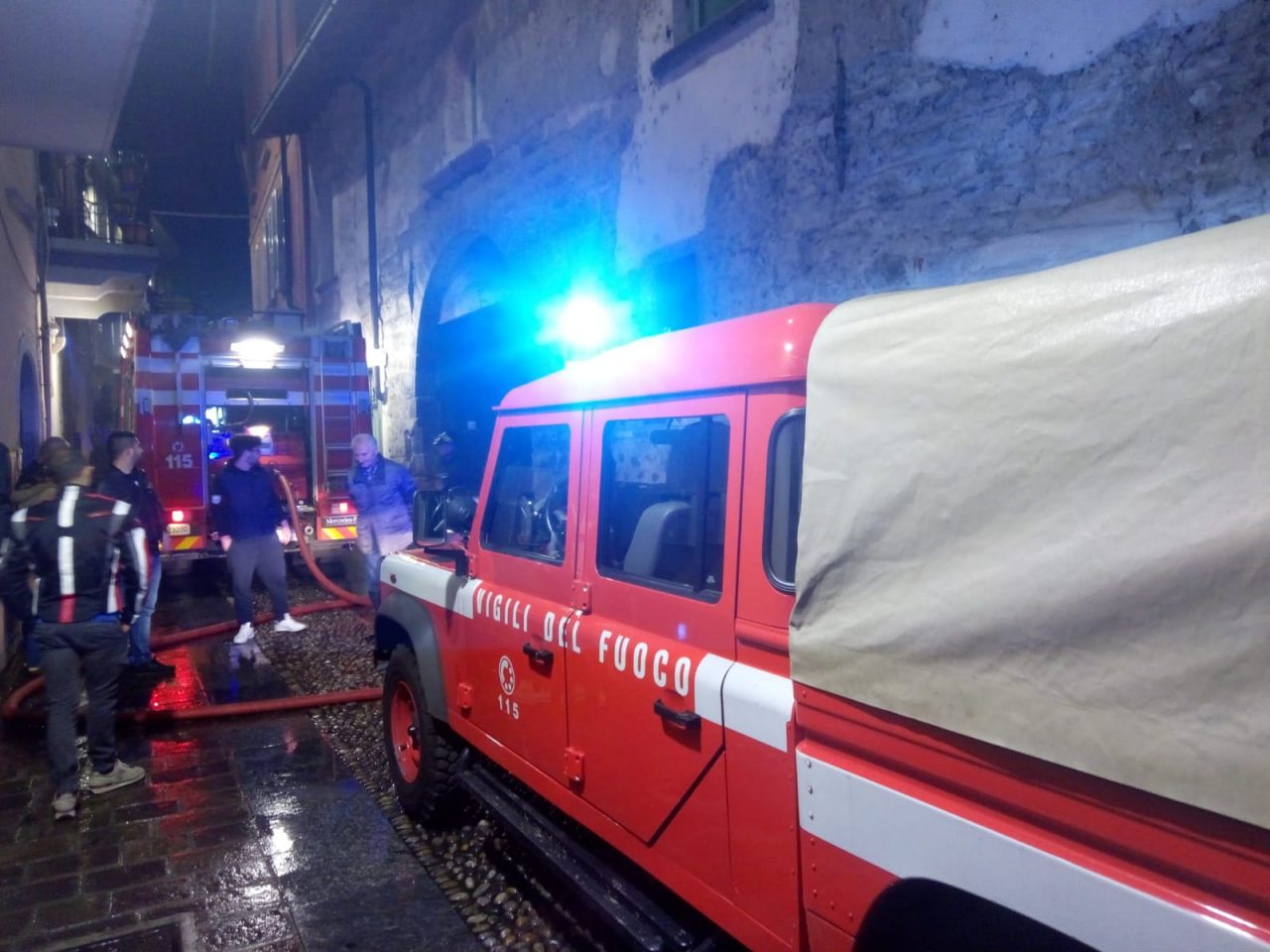 Auto in fiamme in un garage del centro storico di Palazzolo