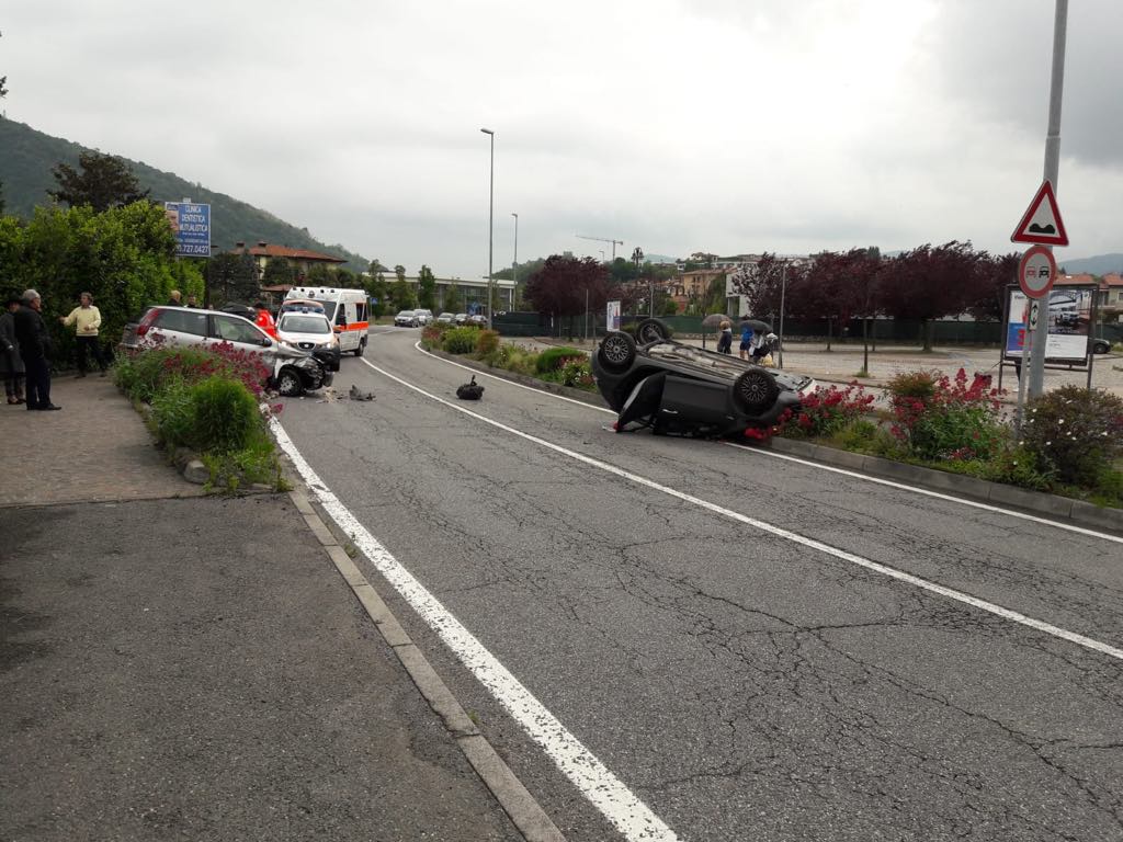 Ribaltamento a Paratico: coinvolte due persone