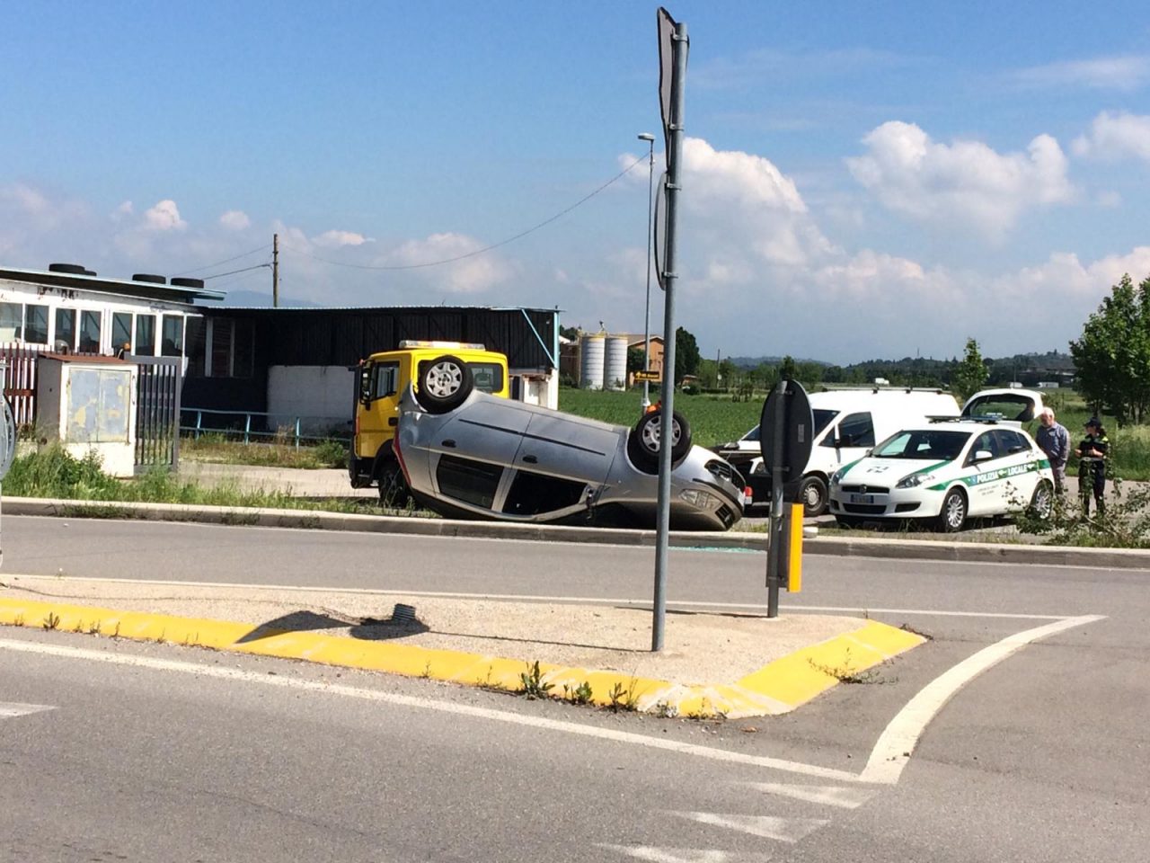 Auto fuori strada in via Molini, in ospedale un novantenne