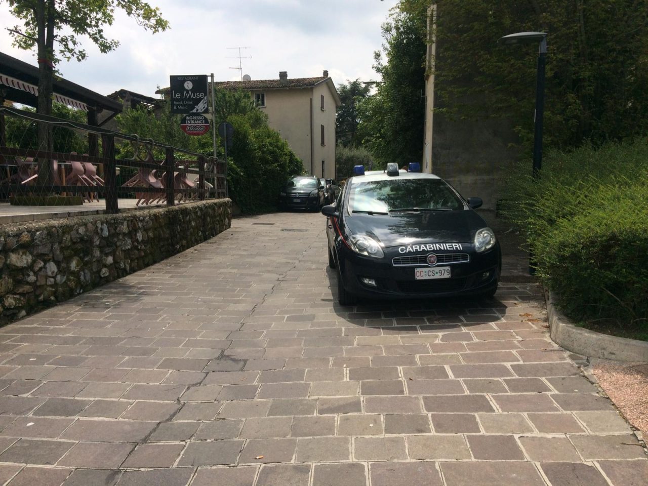 Minaccia il titolare del ristorante Le Muse di Rivoltella e lui gli spara