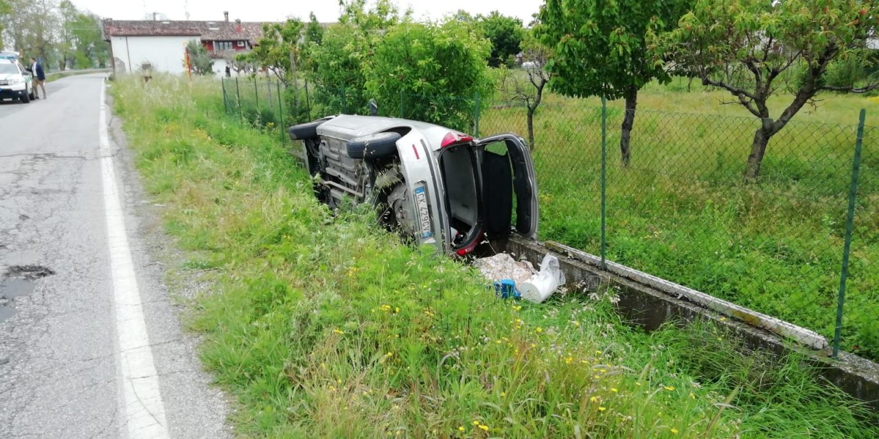 Auto fuori strada a Lonato, ventottenne in ospedale