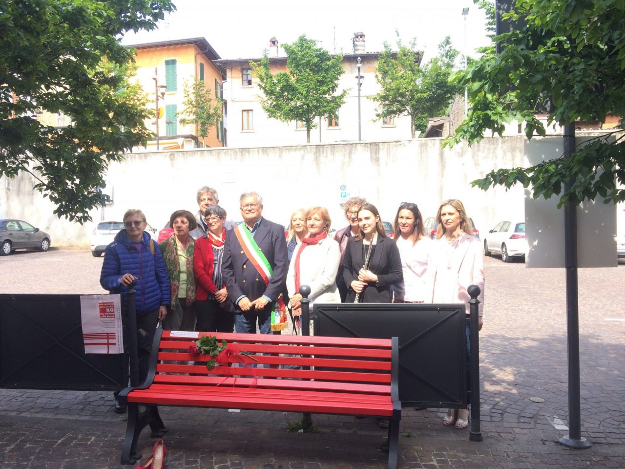 Inaugurata la panchina per dire no alla violenza a Lonato