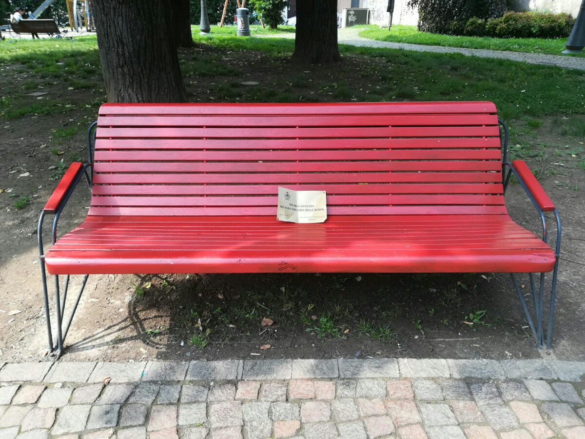 Vandalizzata la panchina contro la violenza in piazza Fallaci a Brescia