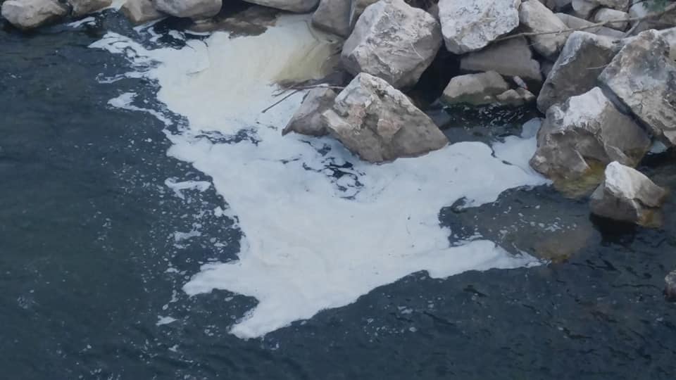 Fiume Chiese, enormi chiazze di schiuma a Montichiari