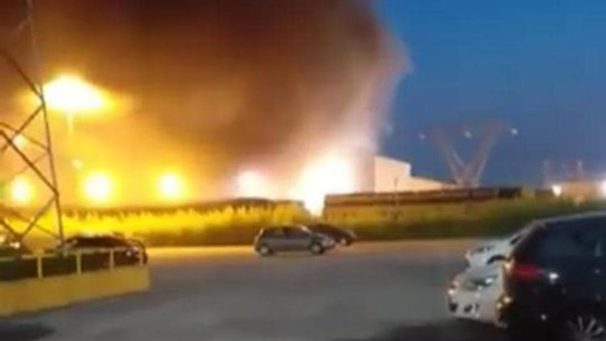 Alfa Acciai Brescia incendio: alta colonna di fumo FOTO