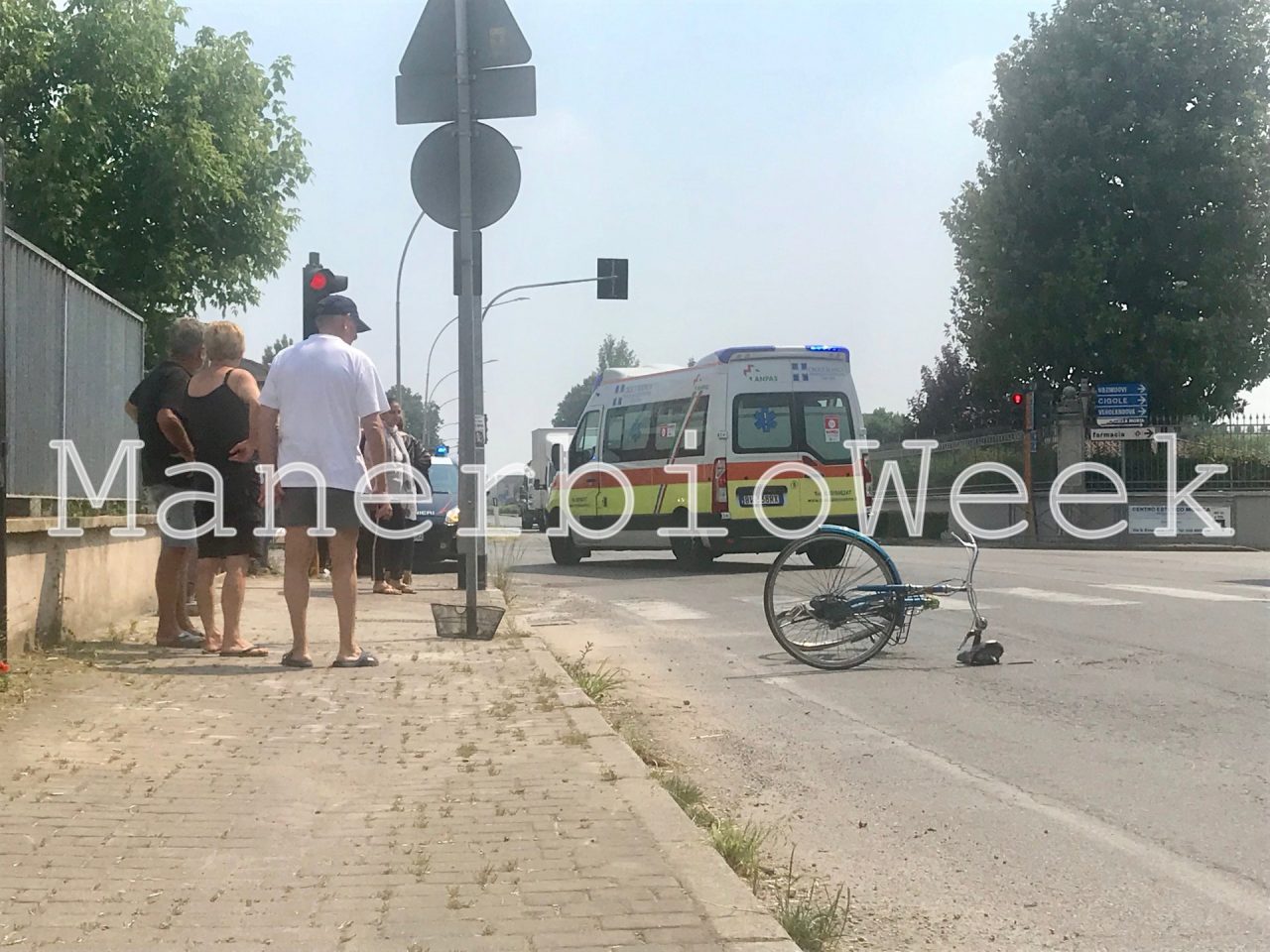 Ciclista investita da un mezzo pesante a Pavone: grave una 72enne