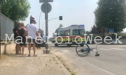 Ciclista investita da un mezzo pesante a Pavone: grave una 72enne