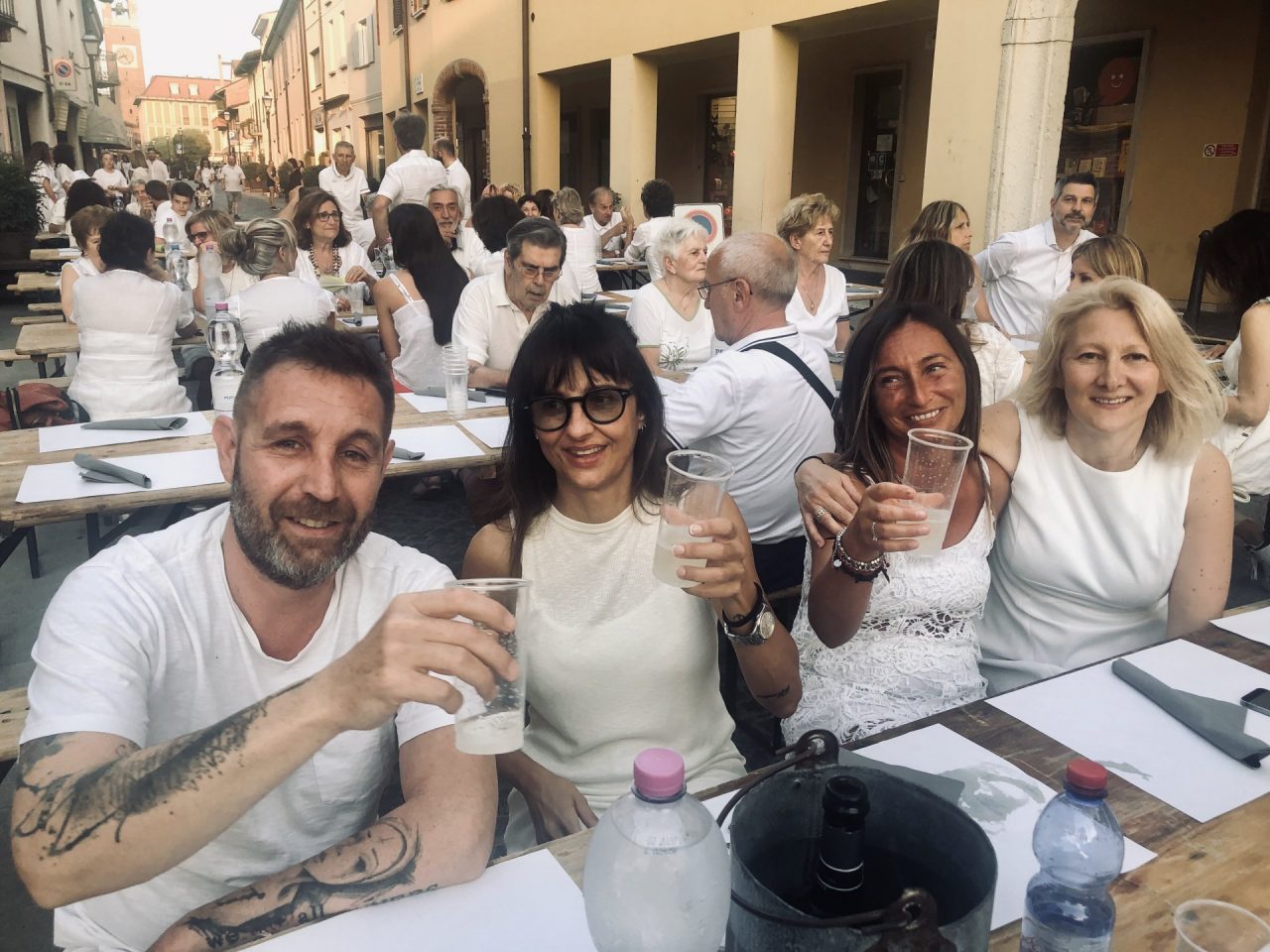 Manerbio, via XX settembre si tinge di bianco