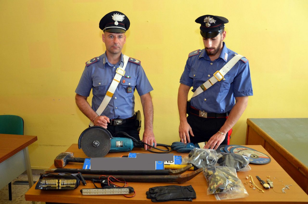 Folle inseguimento dopo un colpo in villa: due ladri in manette e due in fuga