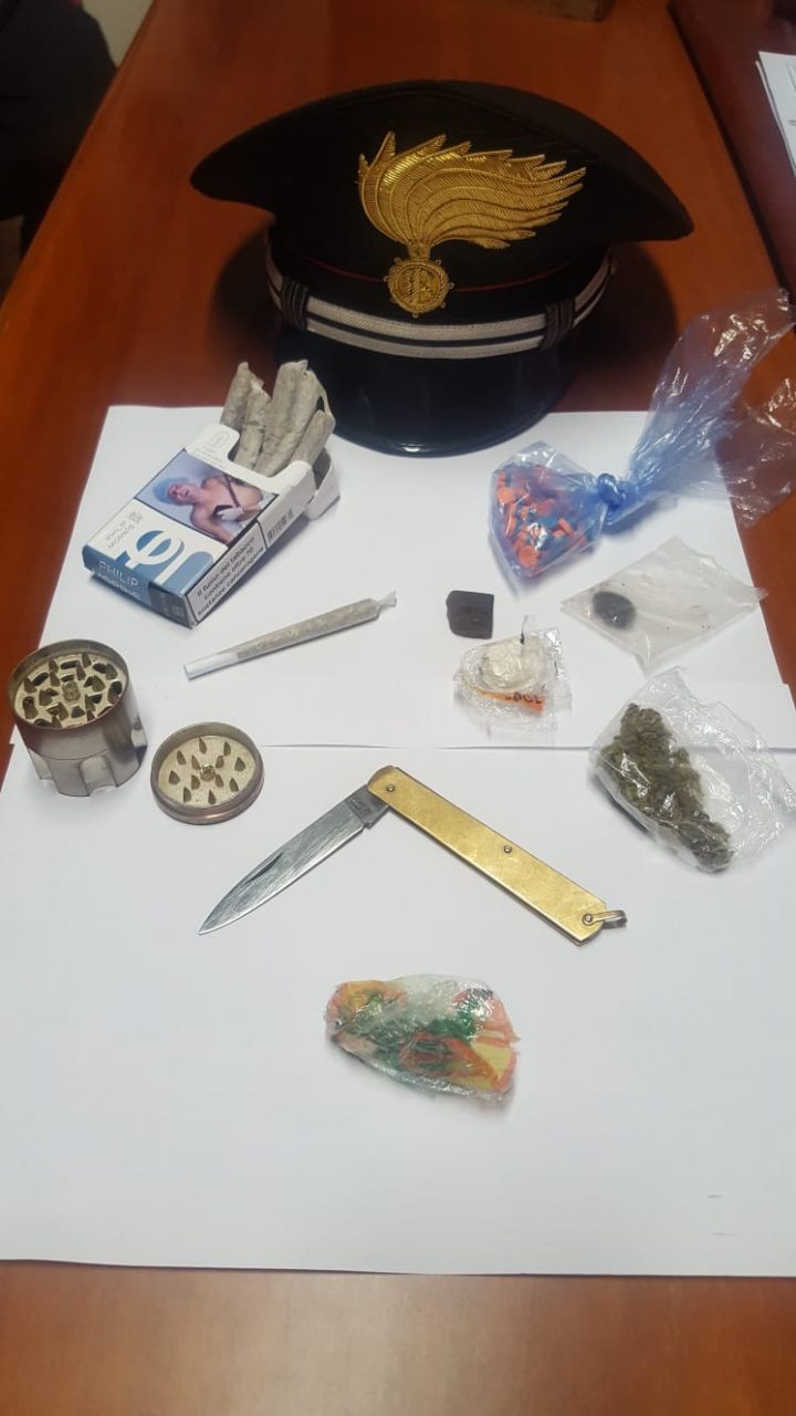 Controlli in discoteca, scoperto bazar della droga