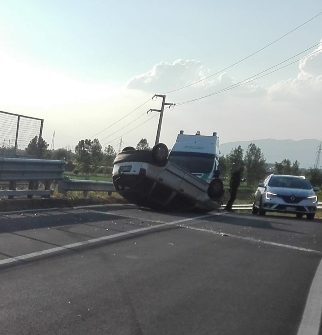 Ribaltamento a Montichiari, in ospedale due giovani