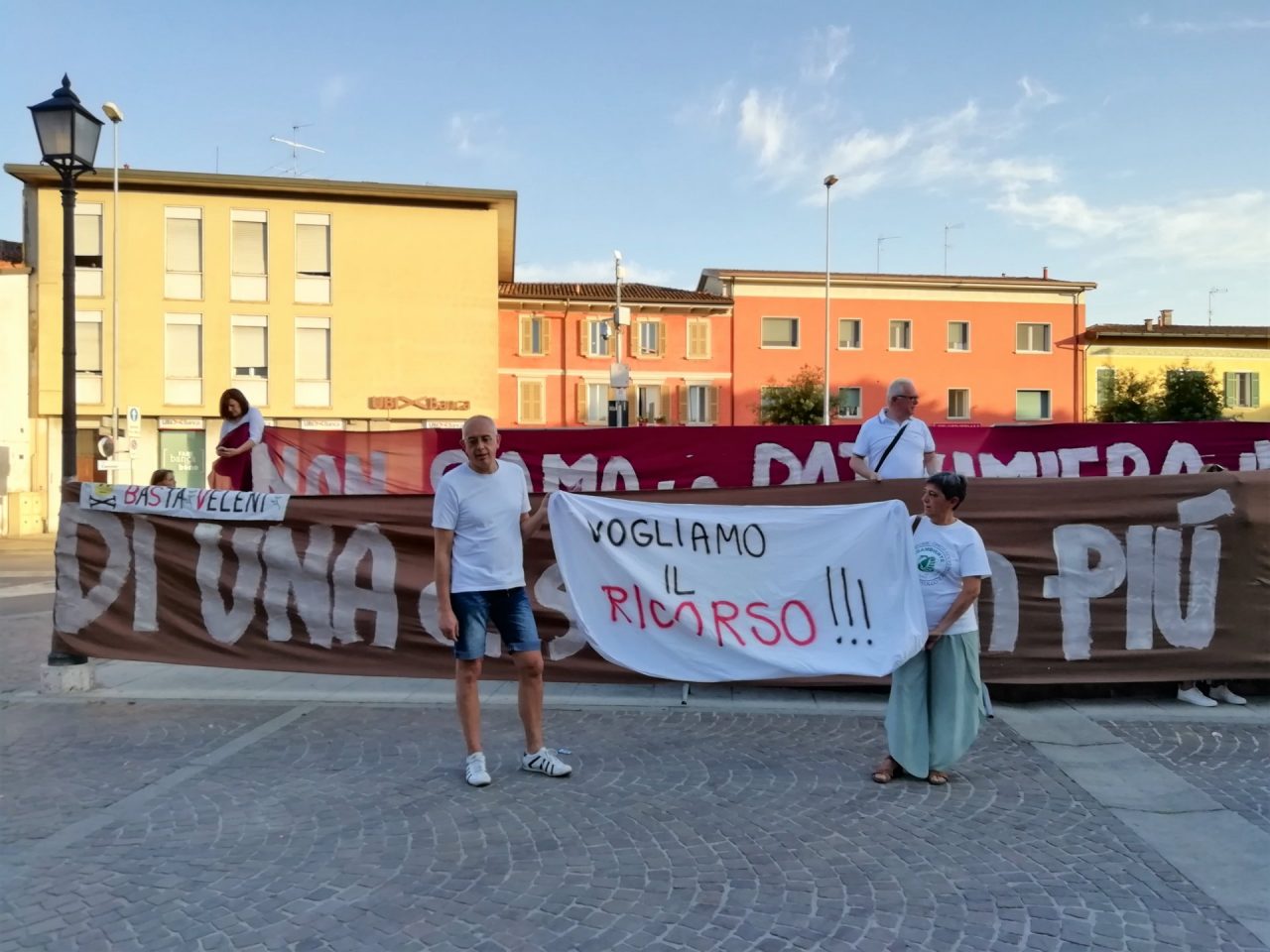 Primo consiglio comunale a Ghedi, flash mob contro le discariche