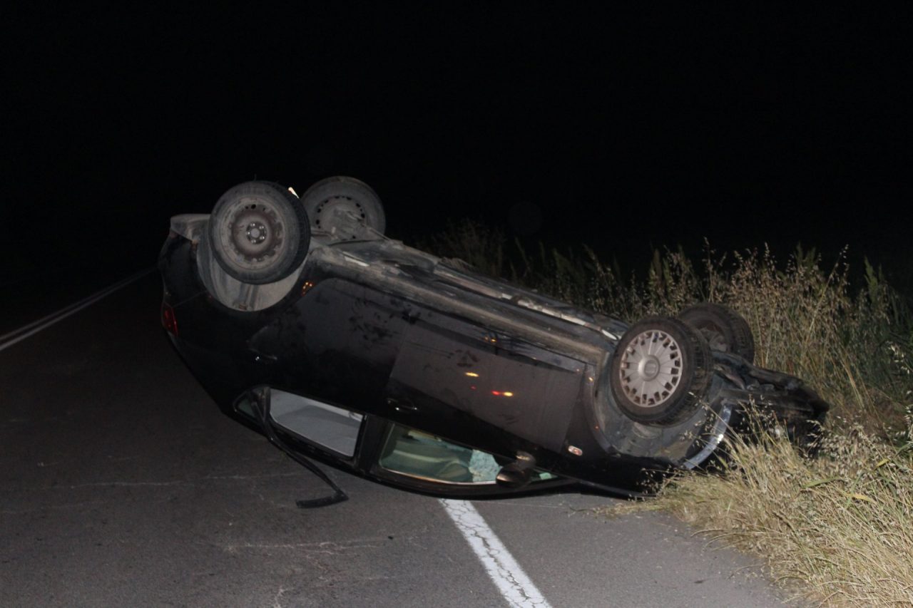 Si ribalta con l’auto, paura per un 26enne