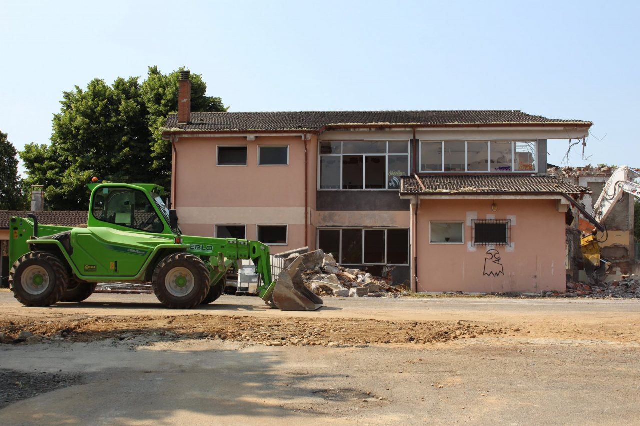 Al via l’abbattimento delle ex scuole di Colombaro per far spazio al nuovo asilo